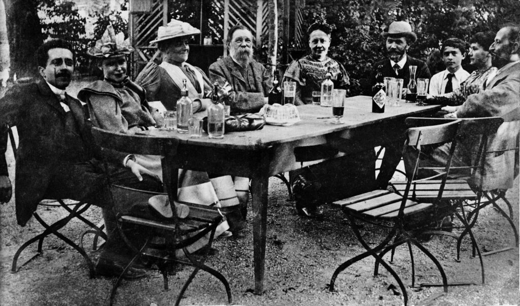 Internationaler Sozialistenkongress 1878 Claras Freunden und Bekannten sitzen im Garten